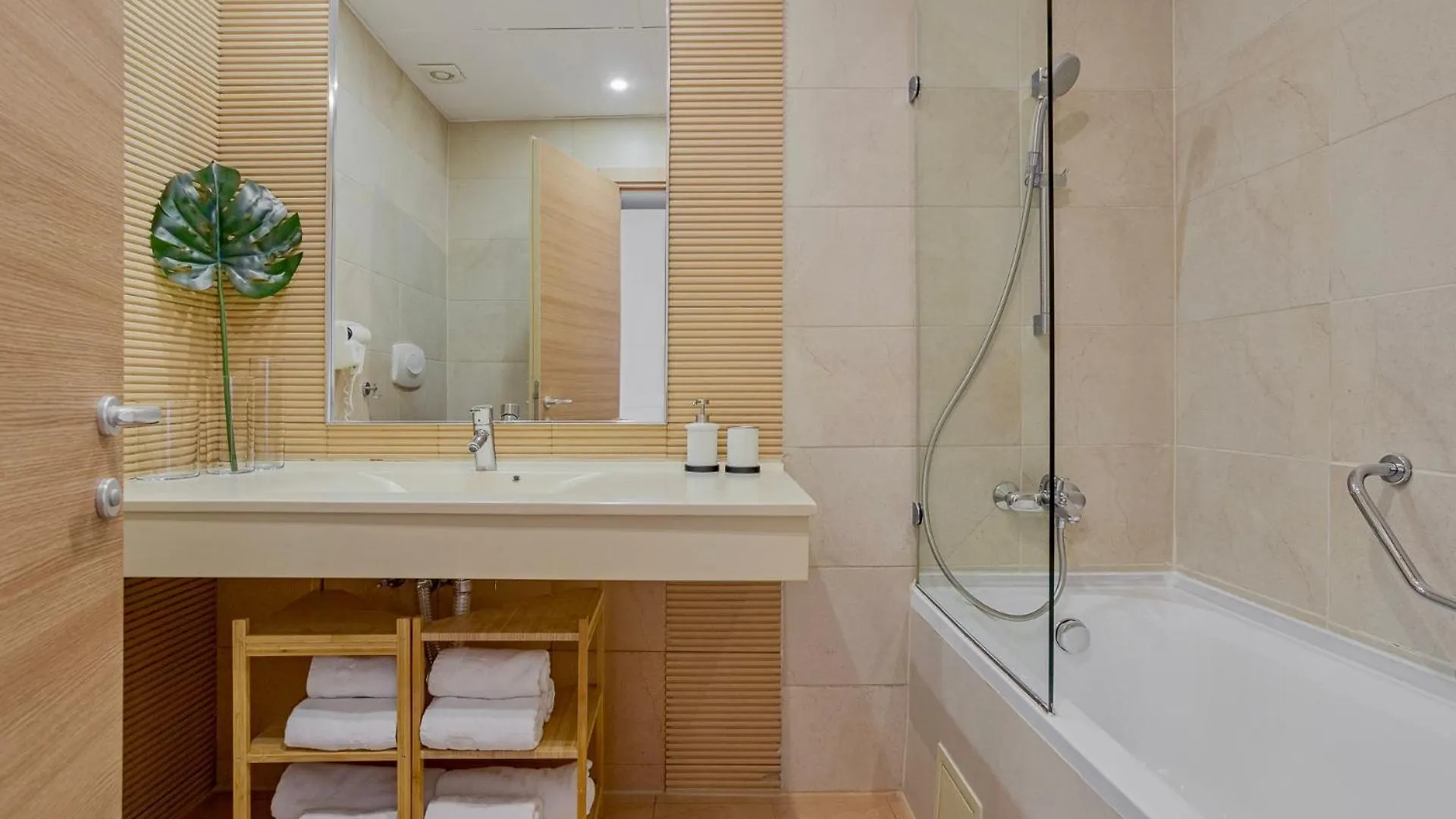 Deluxe Apartments & Studio With Many Facilities 부쿠레슈티 0*,  루마니아